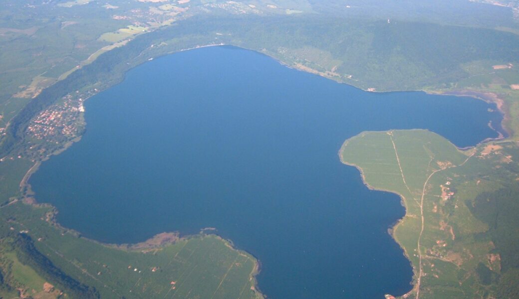 Vista aerea del lago di Vico