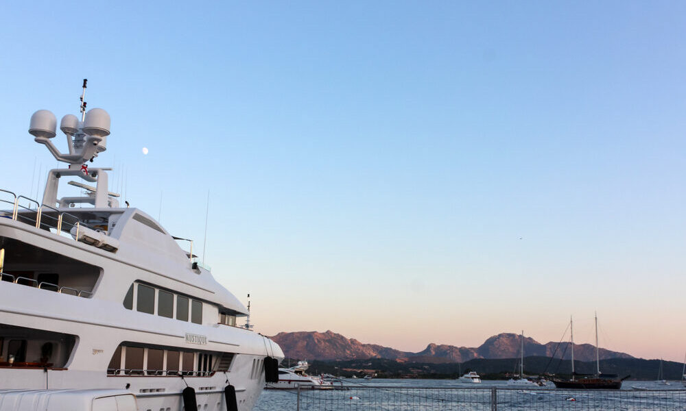 Superyacht in metallo