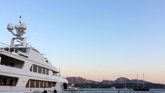 Superyacht in metallo
