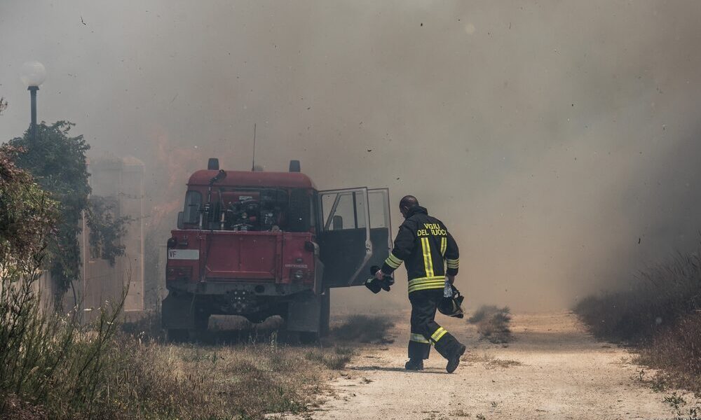 Incendio isola ecologica Novate Milanese