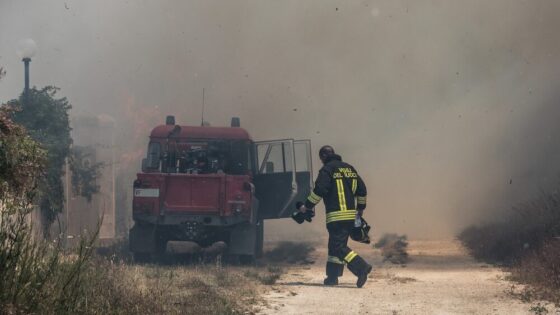 Incendio isola ecologica Novate Milanese