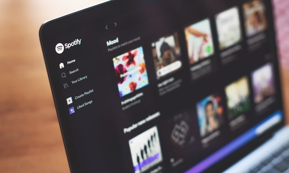 Screenshot della nuova interfaccia di Spotify con i Music Video Charts Global