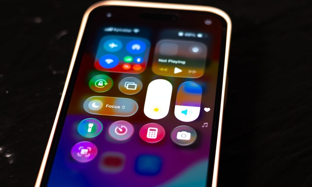 Screenshot di iOS 27 con Siri AI