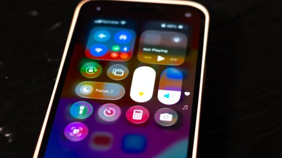 Screenshot di iOS 27 con Siri AI