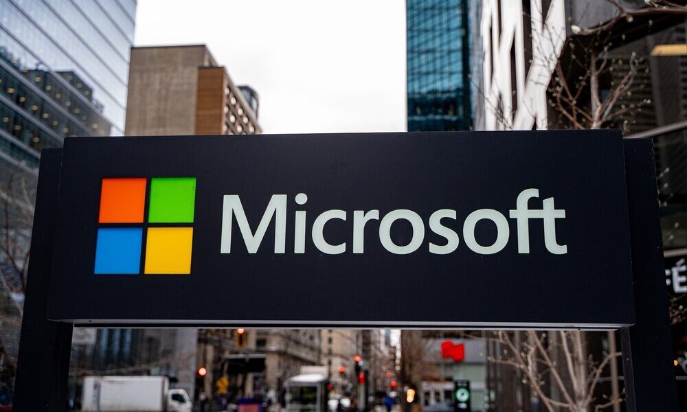 Logo Microsoft con elementi di intelligenza artificiale
