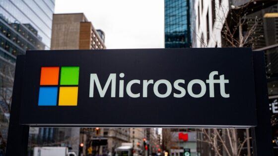 Logo Microsoft con elementi di intelligenza artificiale