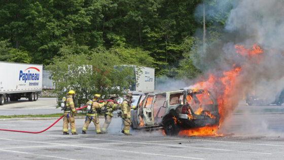 Uomo si dà fuoco nella propria auto a Cinisello Balsamo